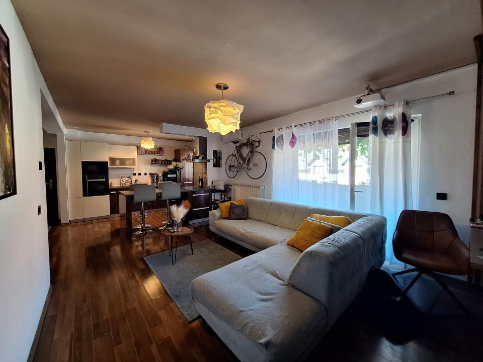 Apartament cu 3 camere, 77 mp, 2 bai, parcare, zona Sub Cetate