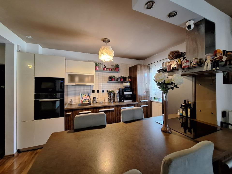 Apartament cu 3 camere, 77 mp, 2 bai, parcare, zona Sub Cetate