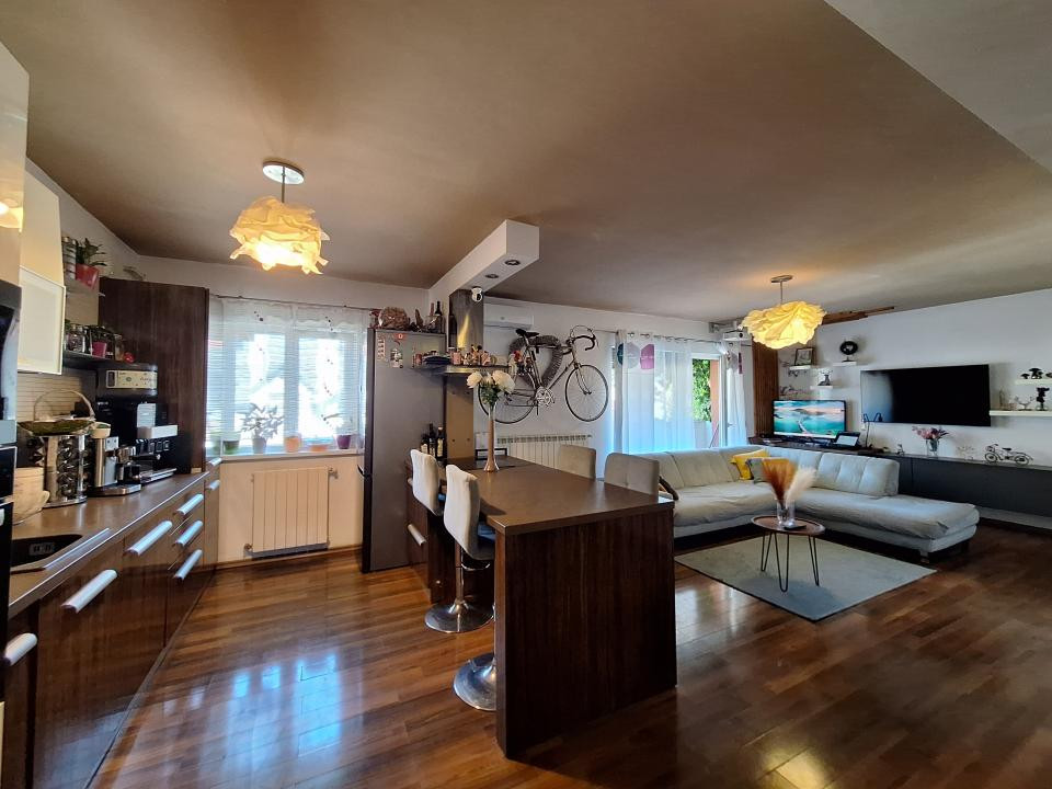 Apartament cu 3 camere, 77 mp, 2 bai, parcare, zona Sub Cetate