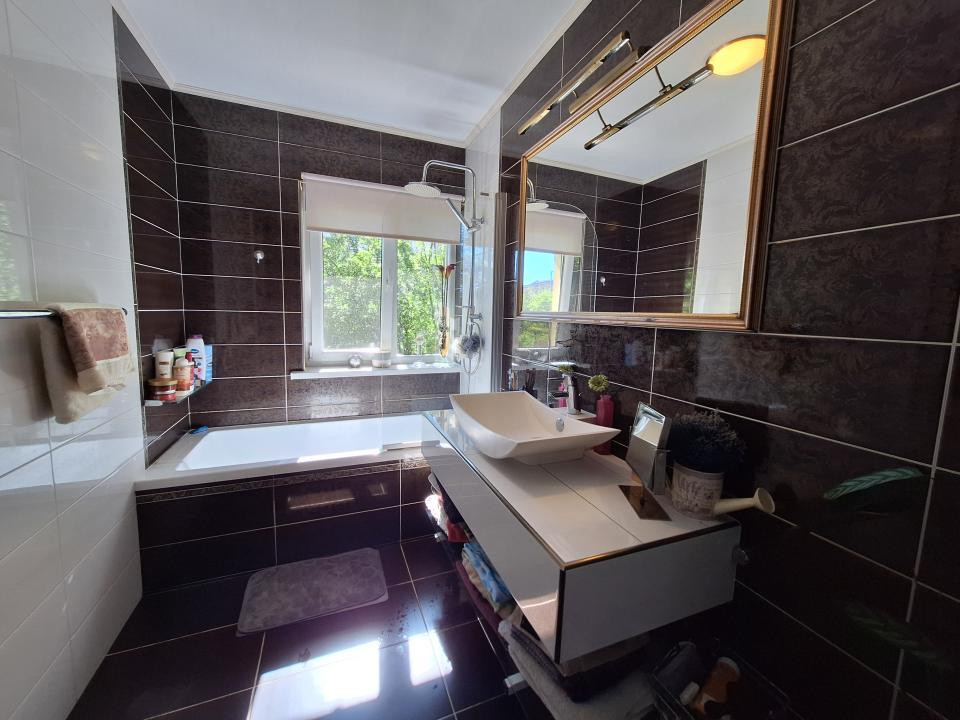 Apartament cu 3 camere, 77 mp, 2 bai, parcare, zona Sub Cetate