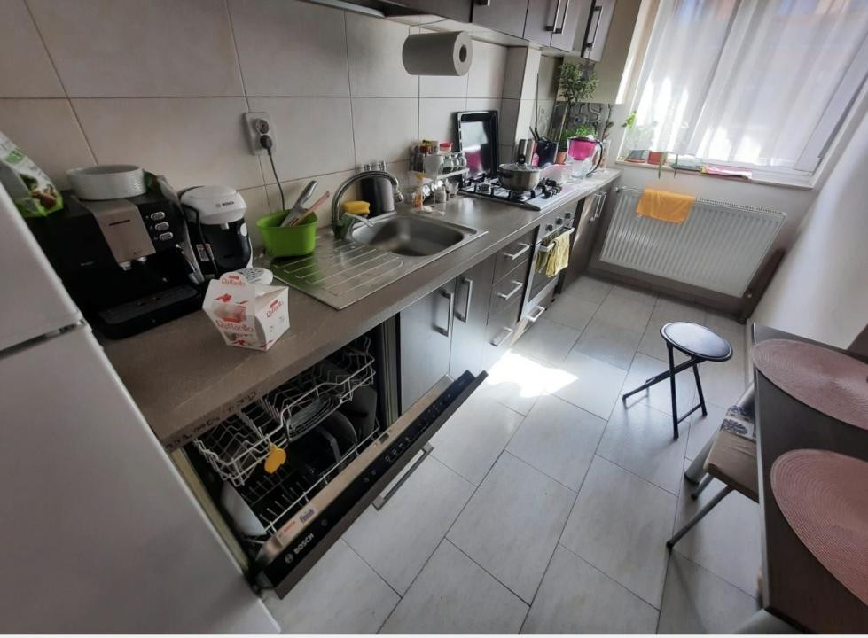 Apartament cu 2 camere,etaj intermediar ,zona Eroilor,garaj subteran 