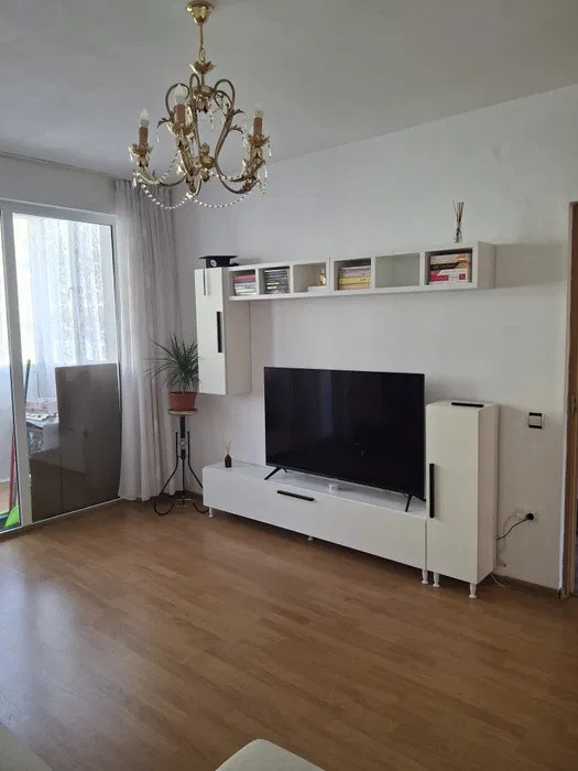 Apartament cu 2 camere, decomandat, 2 balcoane, zona Porii