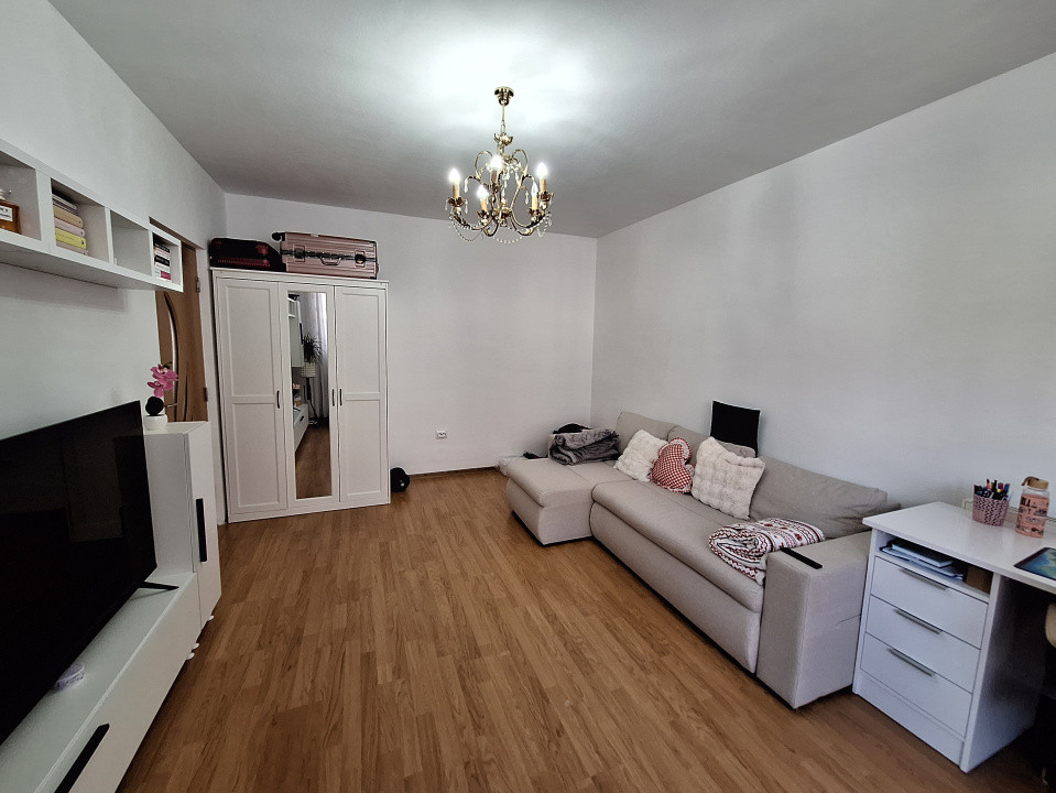 Apartament cu 2 camere, decomandat, 2 balcoane, zona Porii