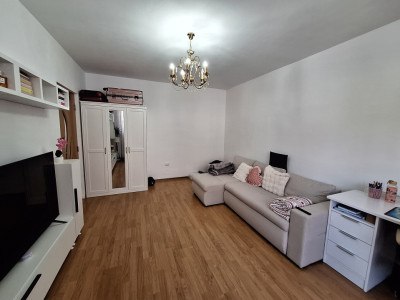 Apartament cu 2 camere, decomandat, 2 balcoane, zona Porii