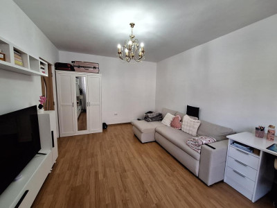 Apartament cu 2 camere, decomandat, 2 balcoane, zona Porii
