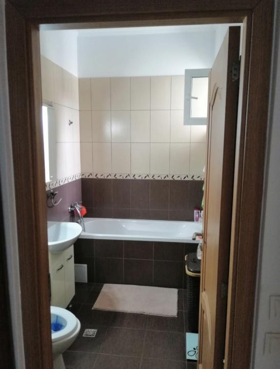 Apartament de inchiriat , 52 mp utili , parcare ,zona Eroilor