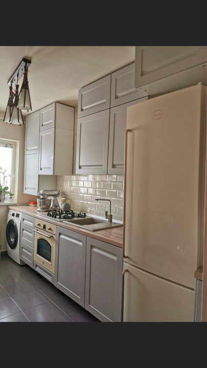 Apartament cu 2 camere decomandate,etaj intermediar si parcare inclusa