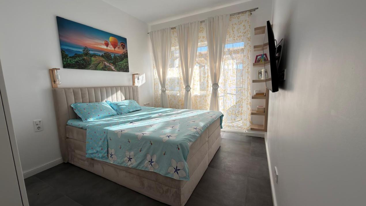 Apartament cu 3 camere,terasa,gradina si parcare,zona Parc Poligon
