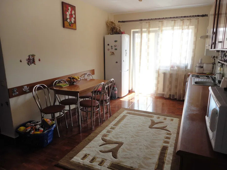 Apartament cu 3 camere, parcare, zona Eroilor