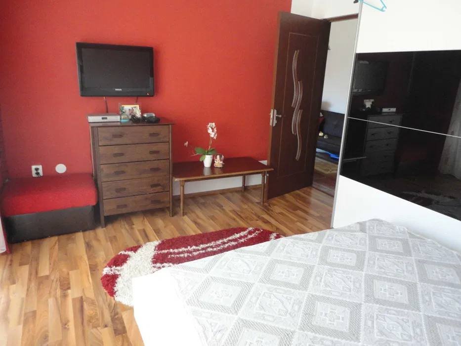 Apartament cu 3 camere, parcare, zona Eroilor