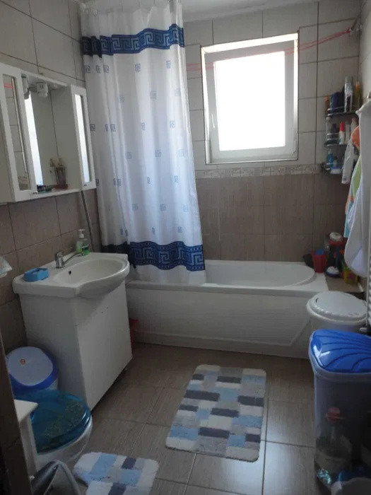 Apartament cu 3 camere, parcare, zona Eroilor