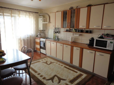 Apartament cu 3 camere, parcare, zona Eroilor