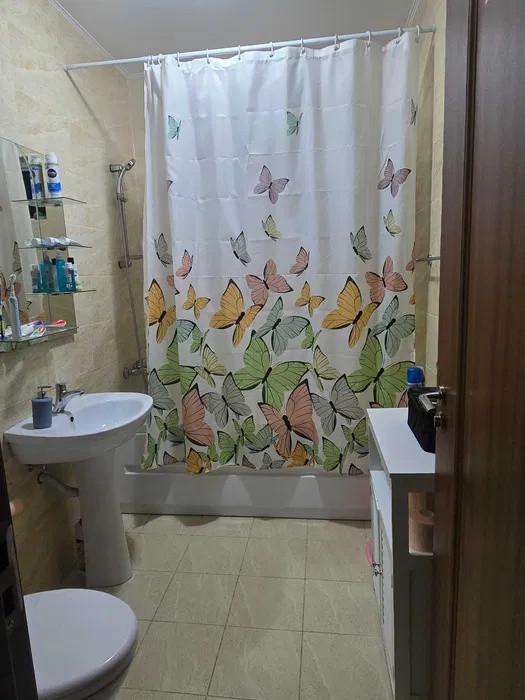 Apartament decomandat, 61 mp, 2 balcoane, zona Eroilor