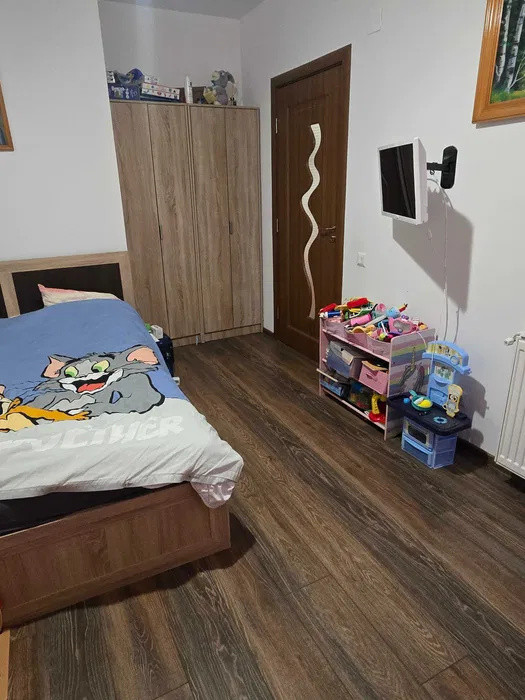 Apartament decomandat, 61 mp, 2 balcoane, zona Eroilor