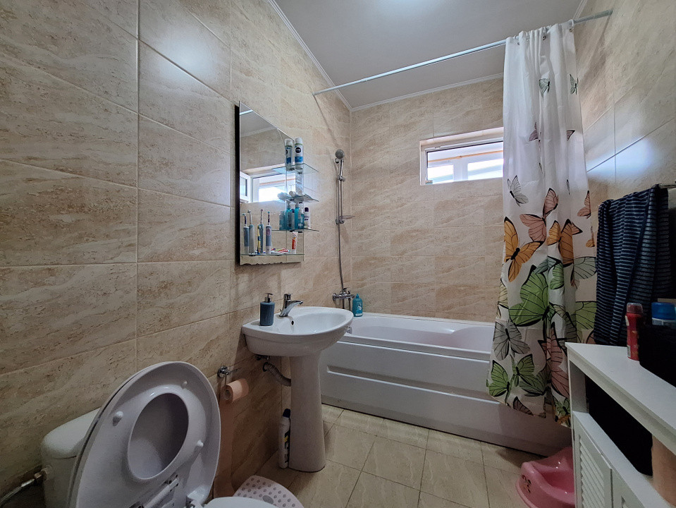 Apartament decomandat, 61 mp, 2 balcoane, zona Eroilor