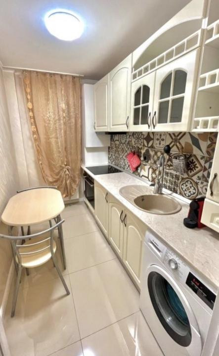Apartament cu 2 camere decomandate , etaj intermediar 