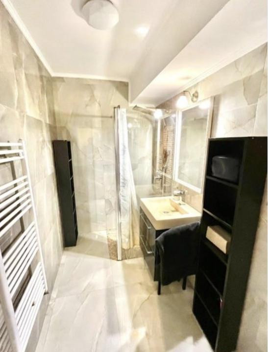 Apartament cu 2 camere decomandate , etaj intermediar 