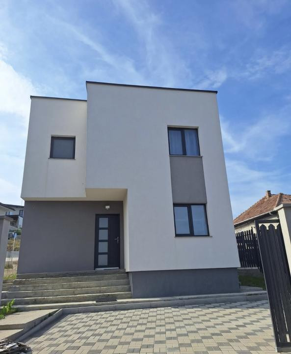Casa finisata cu 4 camere,3 bai,teren de 500 mp