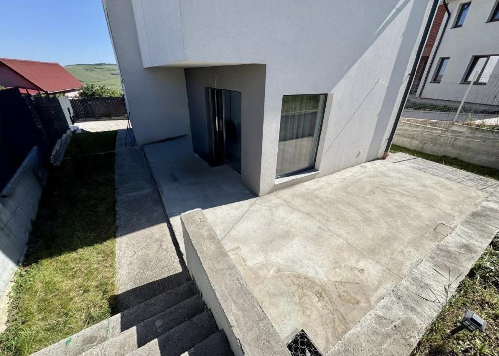 Casa finisata cu 4 camere,3 bai,teren de 500 mp