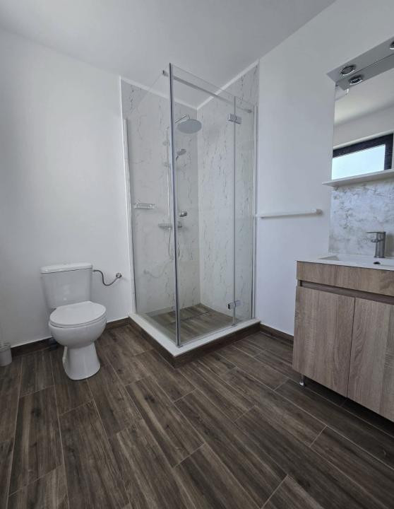 Casa finisata cu 4 camere,3 bai,teren de 500 mp