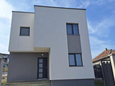 Casa finisata cu 4 camere,3 bai,teren de 500 mp
