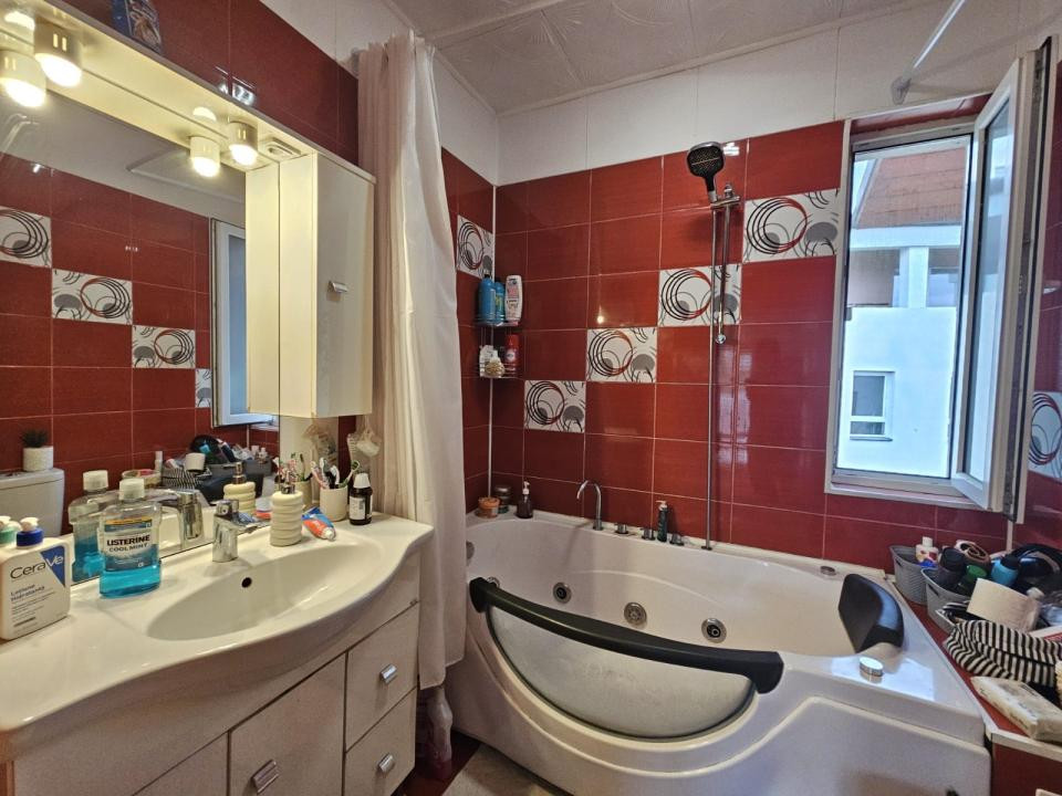 Apartament cu 2 camere ,terasa de 25 mp , garaj individual ,zona Eroilor