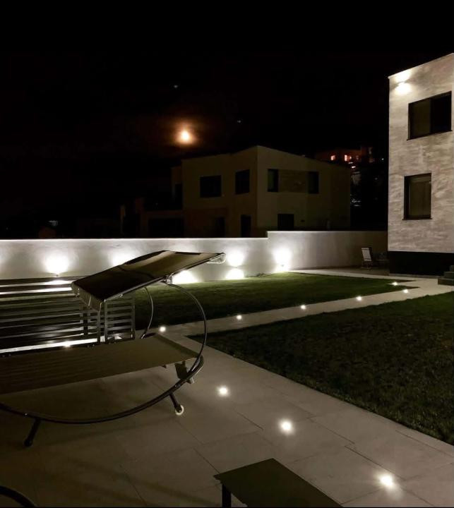 CASA INDIVIDUALA DE INCHIRIAT CU 4 CAMERE,CURTE 500 MP,GARAJ,ZONA VIVO