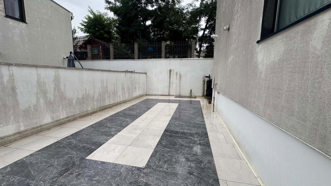 CASA INDIVIDUALA DE INCHIRIAT CU 4 CAMERE,CURTE 500 MP,GARAJ,ZONA VIVO