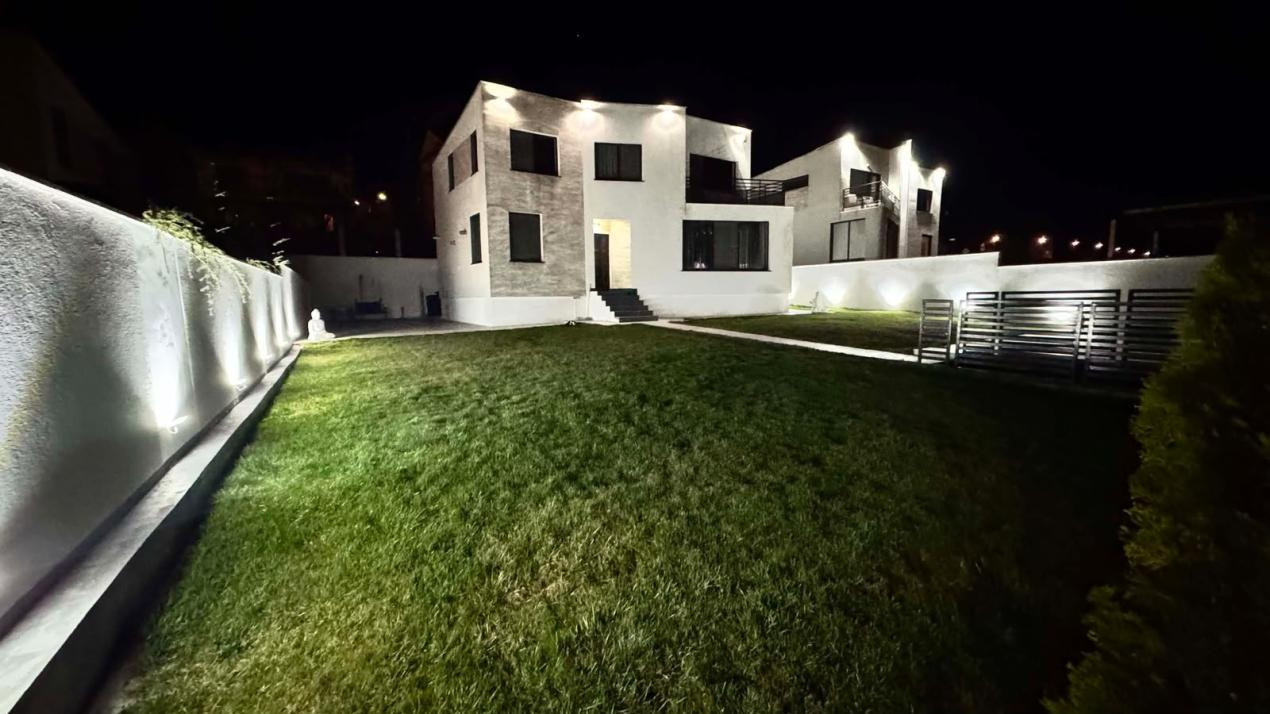 CASA INDIVIDUALA DE INCHIRIAT CU 4 CAMERE,CURTE 500 MP,GARAJ,ZONA VIVO