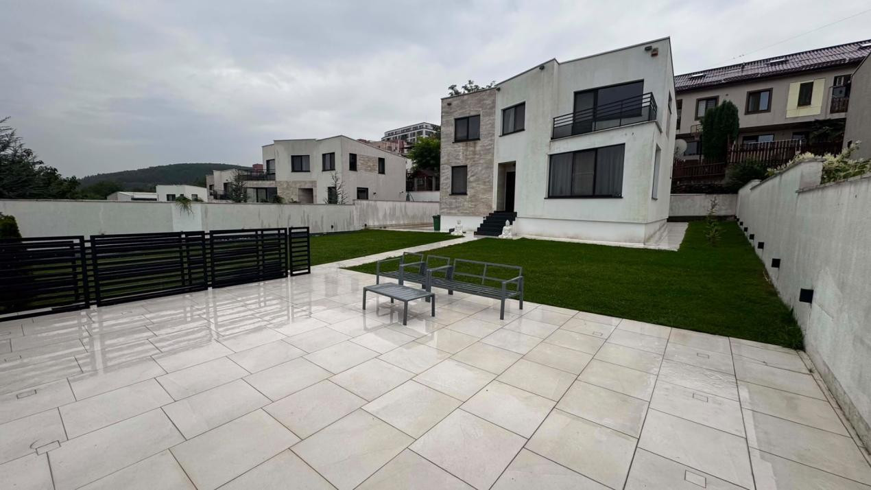 CASA INDIVIDUALA DE INCHIRIAT CU 4 CAMERE,CURTE 500 MP,GARAJ,ZONA VIVO