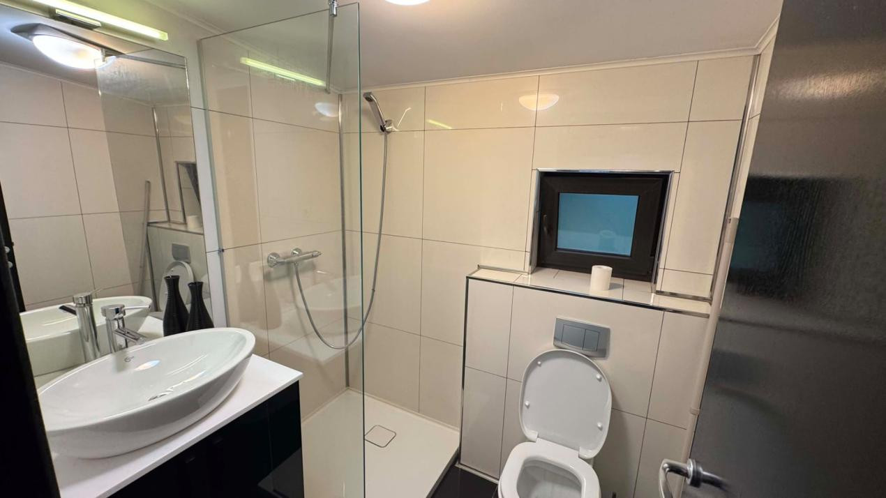 CASA INDIVIDUALA DE INCHIRIAT CU 4 CAMERE,CURTE 500 MP,GARAJ,ZONA VIVO
