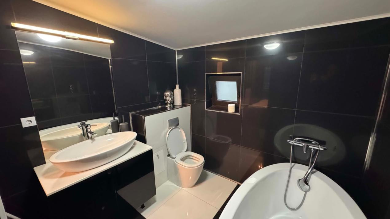 CASA INDIVIDUALA DE INCHIRIAT CU 4 CAMERE,CURTE 500 MP,GARAJ,ZONA VIVO