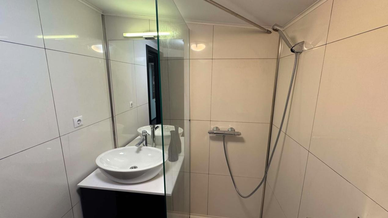 CASA INDIVIDUALA DE INCHIRIAT CU 4 CAMERE,CURTE 500 MP,GARAJ,ZONA VIVO
