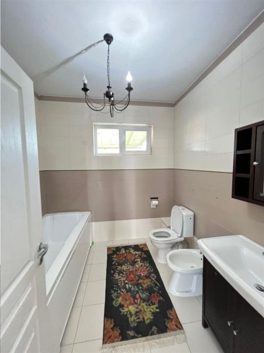 Apartament la casa, 4 camere, 120 mp, terasa 20 mp, garaj 60 mp, curte 80 mp