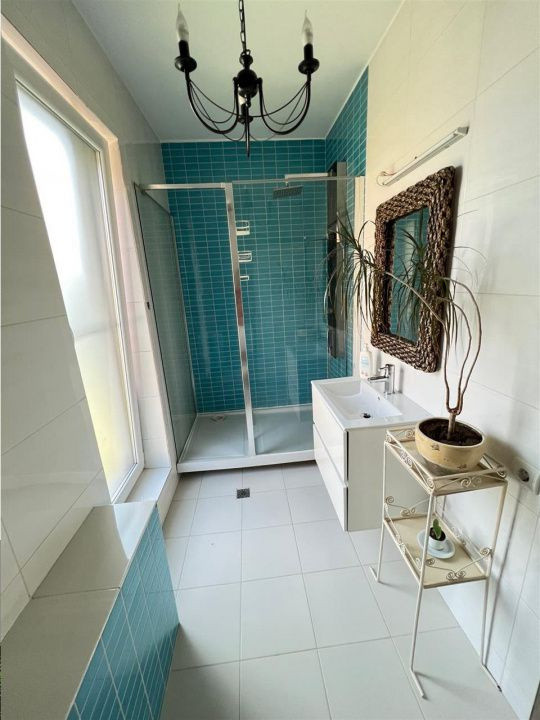 Apartament la casa, 4 camere, 120 mp, terasa 20 mp, garaj 60 mp, curte 80 mp