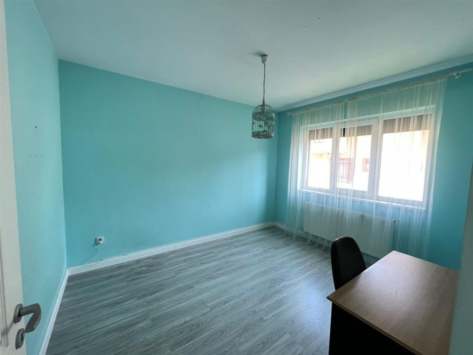 Apartament la casa, 4 camere, 120 mp, terasa 20 mp, garaj 60 mp, curte 80 mp