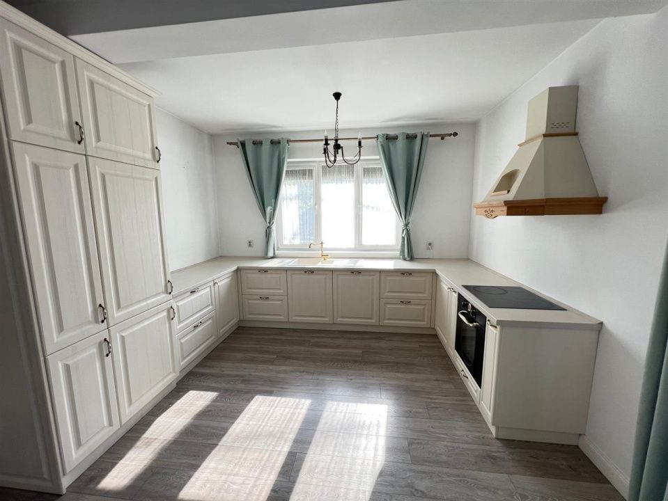 Apartament la casa, 4 camere, 120 mp, terasa 20 mp, garaj 60 mp, curte 80 mp