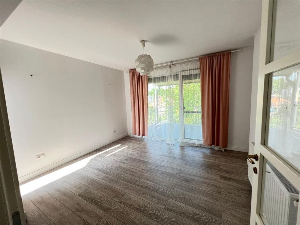Apartament la casa, 4 camere, 120 mp, terasa 20 mp, garaj 60 mp, curte 80 mp