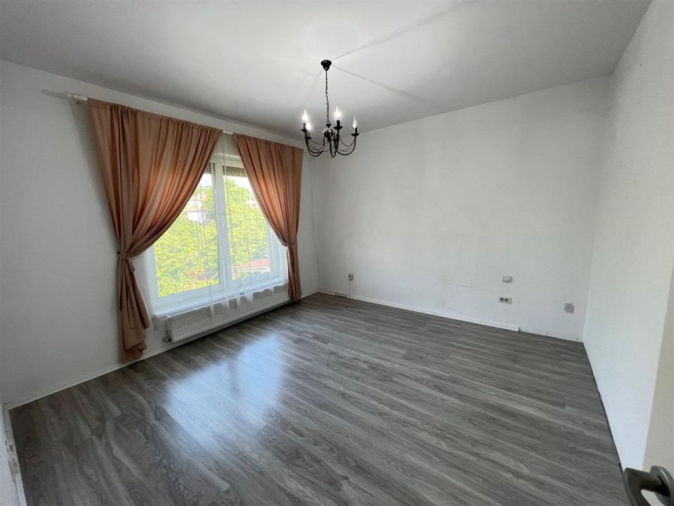 Apartament la casa, 4 camere, 120 mp, terasa 20 mp, garaj 60 mp, curte 80 mp
