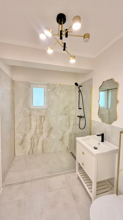 Apartament 3 camere, etaj intermediar , parcare , zona Terra
