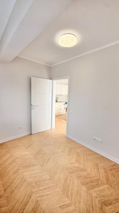 Apartament 3 camere, etaj intermediar , parcare , zona Terra