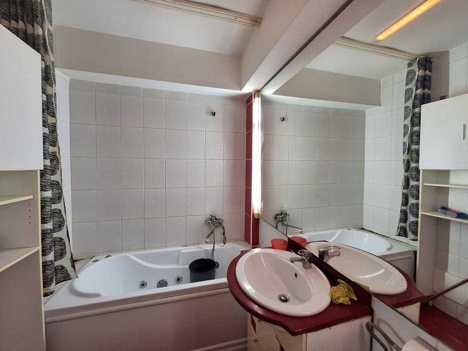 Apartament decomandat, 54 mp, balcon, zona Stejarului