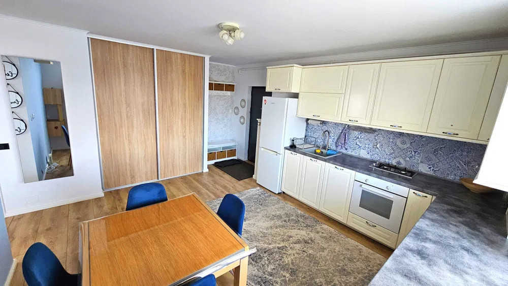Apartament cu 3 camere, etaj intermediar, zona Cetatii