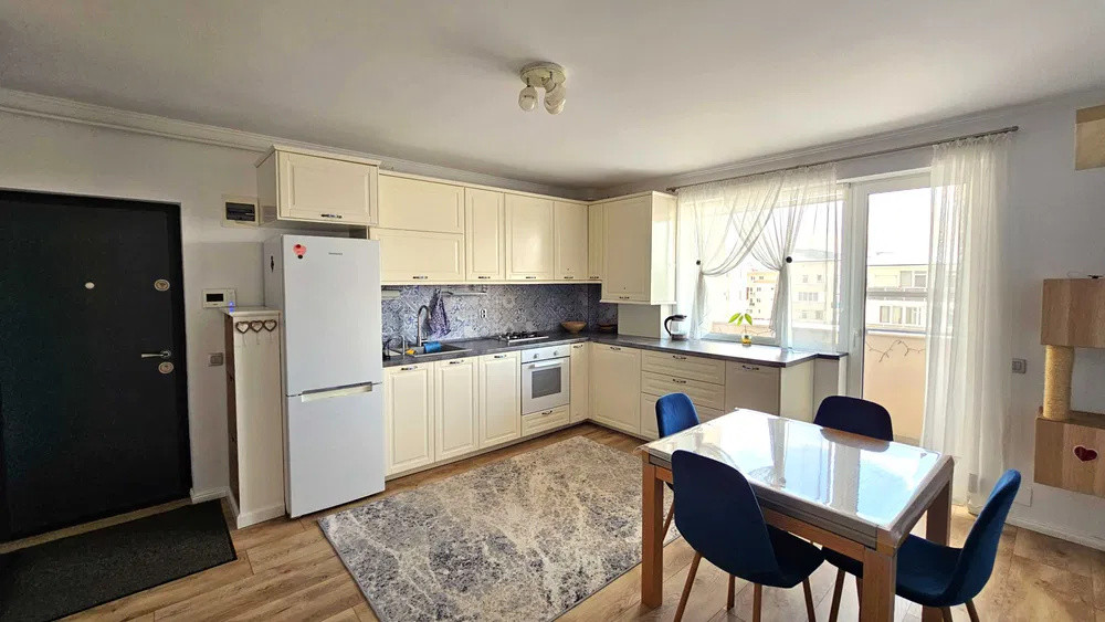 Apartament cu 3 camere, etaj intermediar, zona Cetatii