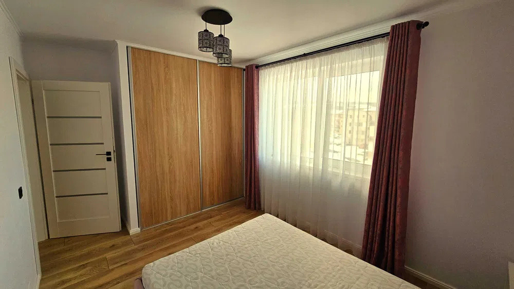 Apartament cu 3 camere, etaj intermediar, zona Cetatii