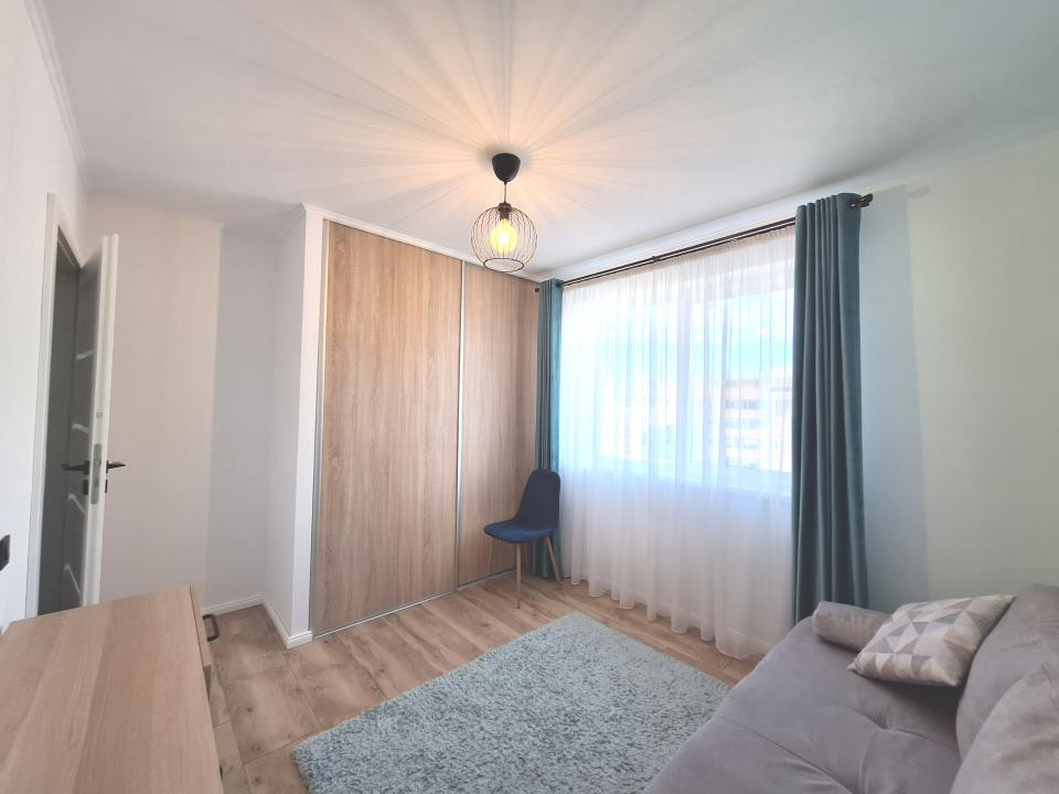 Apartament cu 3 camere, etaj intermediar, zona Cetatii