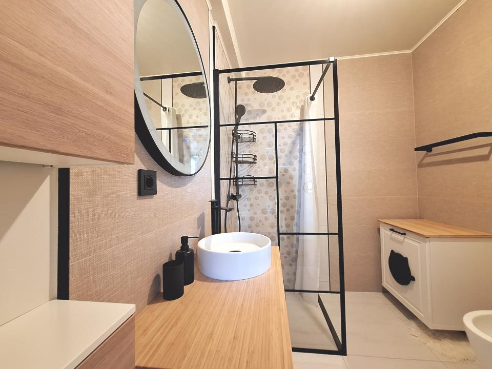 Apartament cu 3 camere, etaj intermediar, zona Cetatii