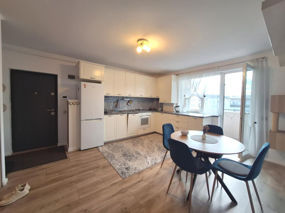 Apartament cu 3 camere, etaj intermediar, zona Cetatii