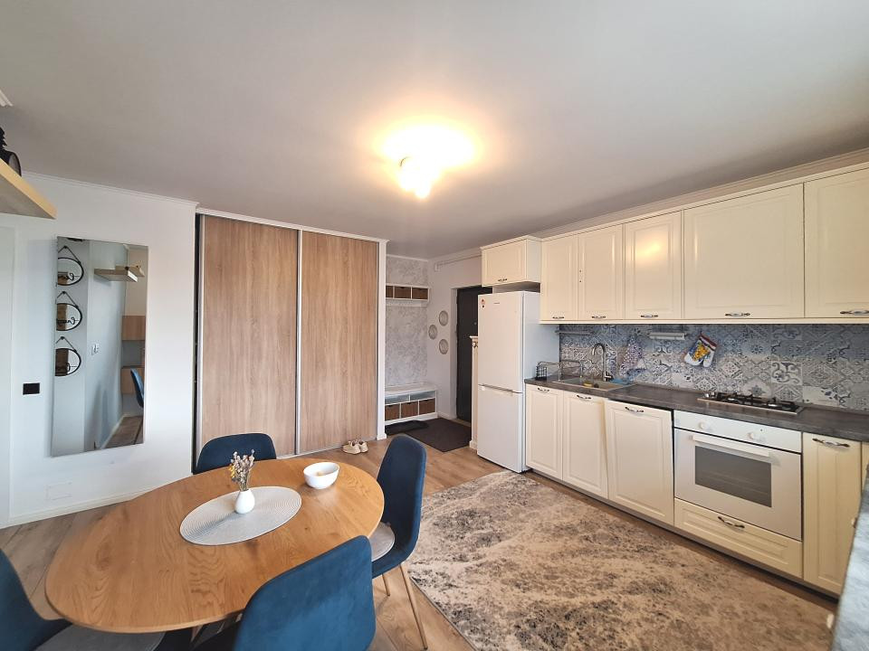 Apartament cu 3 camere, etaj intermediar, zona Cetatii