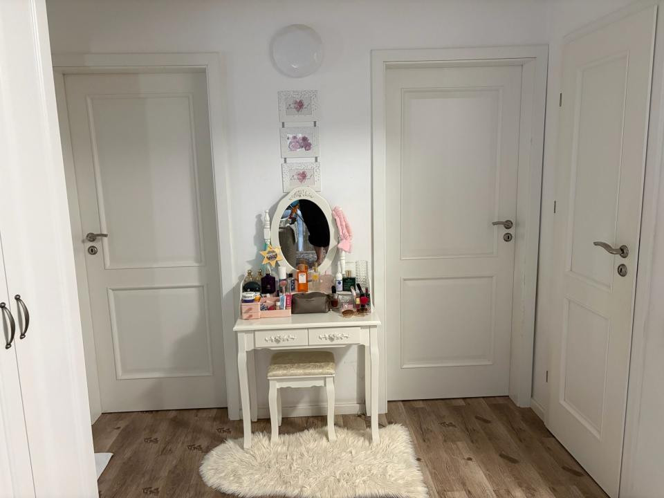 Apartament cu 3 camere,etaj 1,garaj de 30 mp